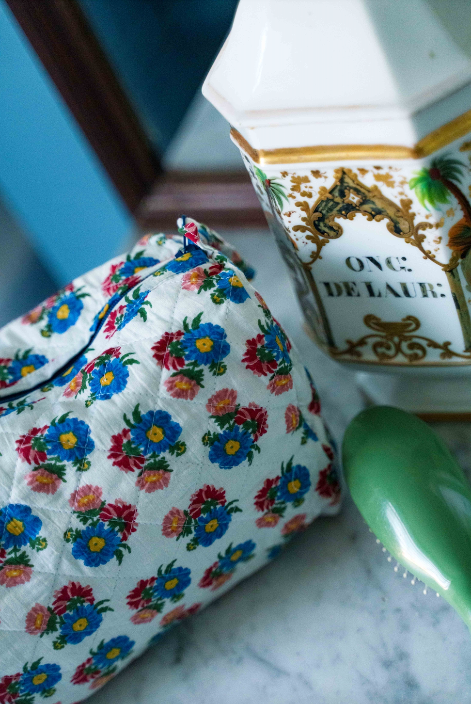 Round quilted toiletry bag