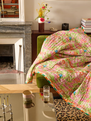 Reversible quilted blanket en situation