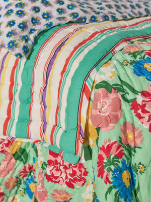Reversible quilted blanket en situation