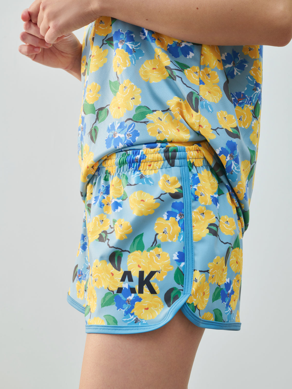 short_sport_sarah_blue_roses_2