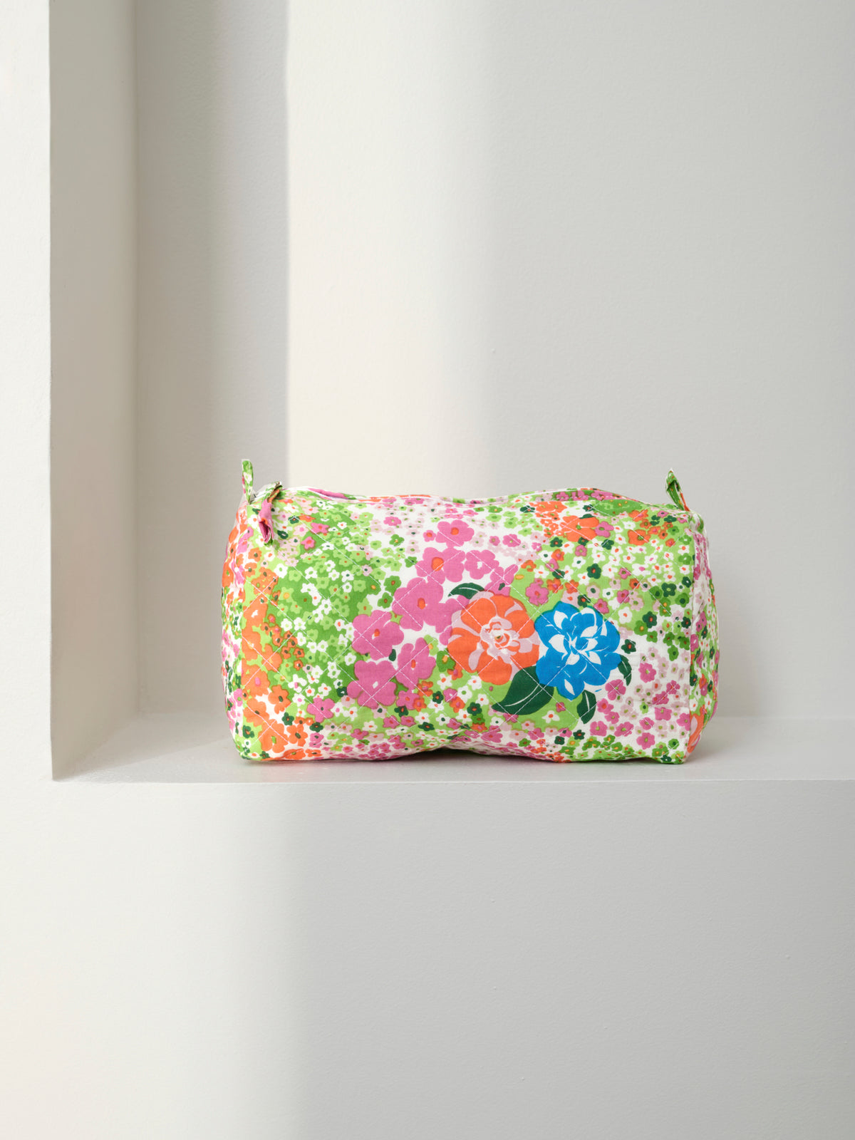 Round quilted toiletry bag