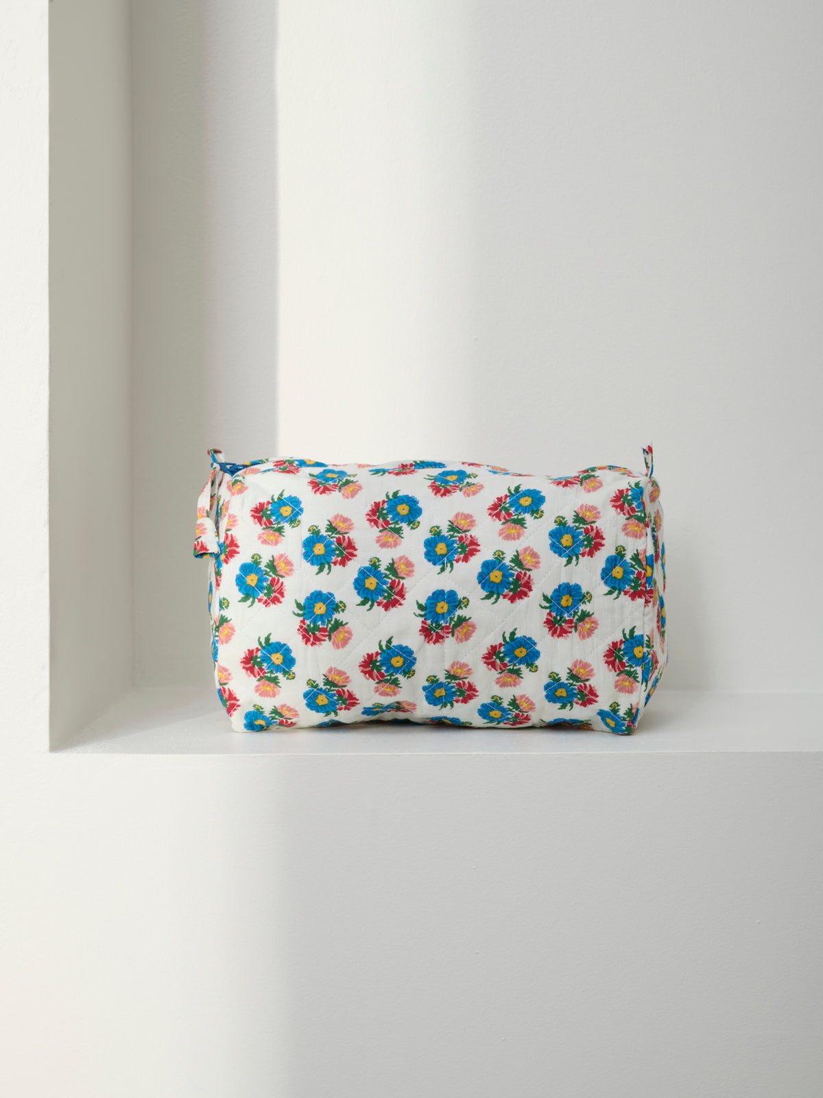 Round quilted toiletry bag