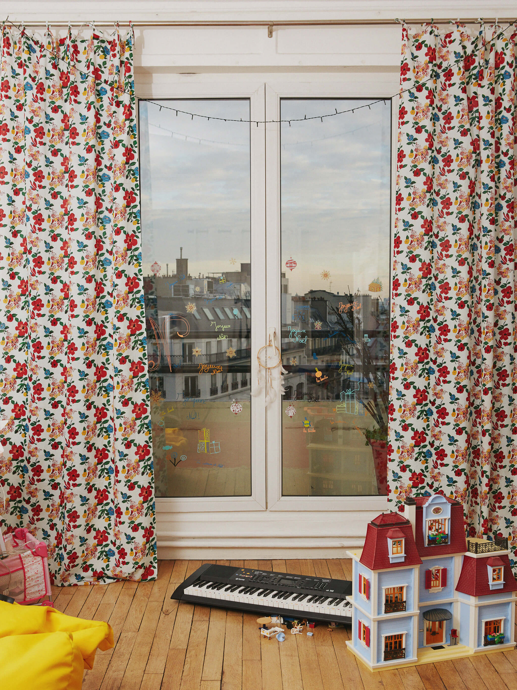 Curtains, Lucas du Tertre