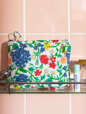 Quilted toiletry bag en situation